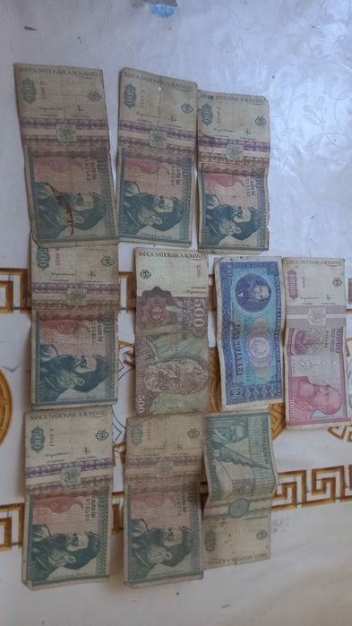 Vand bacnote vechi sau schimb