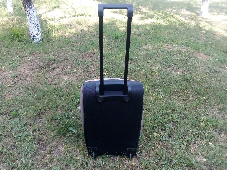 Пътнически сак тип куфар с разтегателна дръжка и колелца