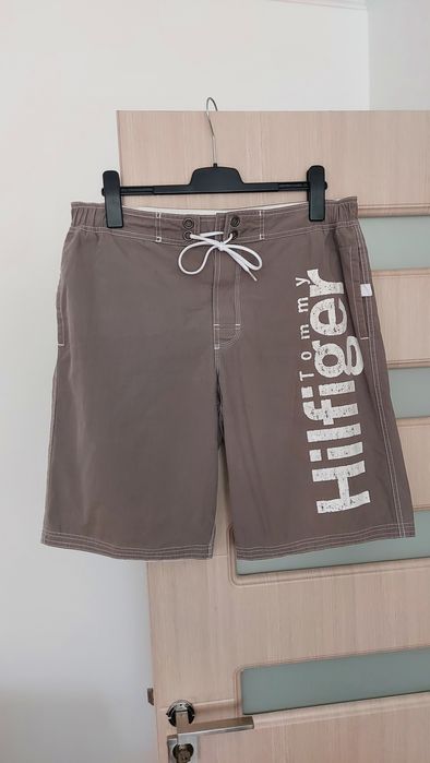 Vând pantaloni scurti Tomy Hilfiger