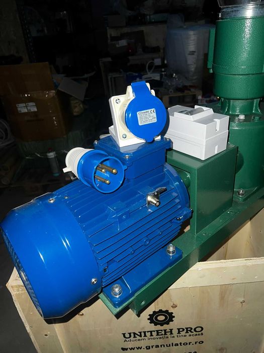 Granulator furaje KL-120, motor inclus 3 kW/220V, 3 matrite incluse NOU Garantie 24 luni