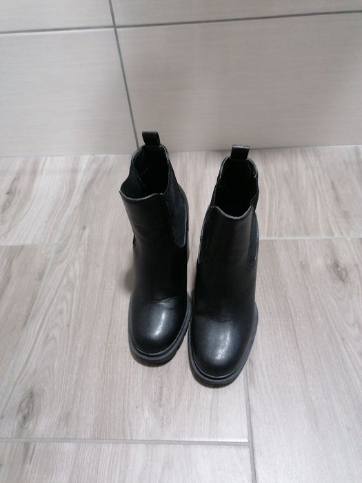 Botine  cu toc gros.