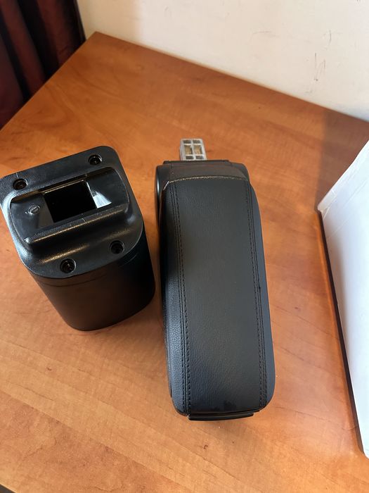 Продавам подлакътник за Seat Ibiza  2002-2008