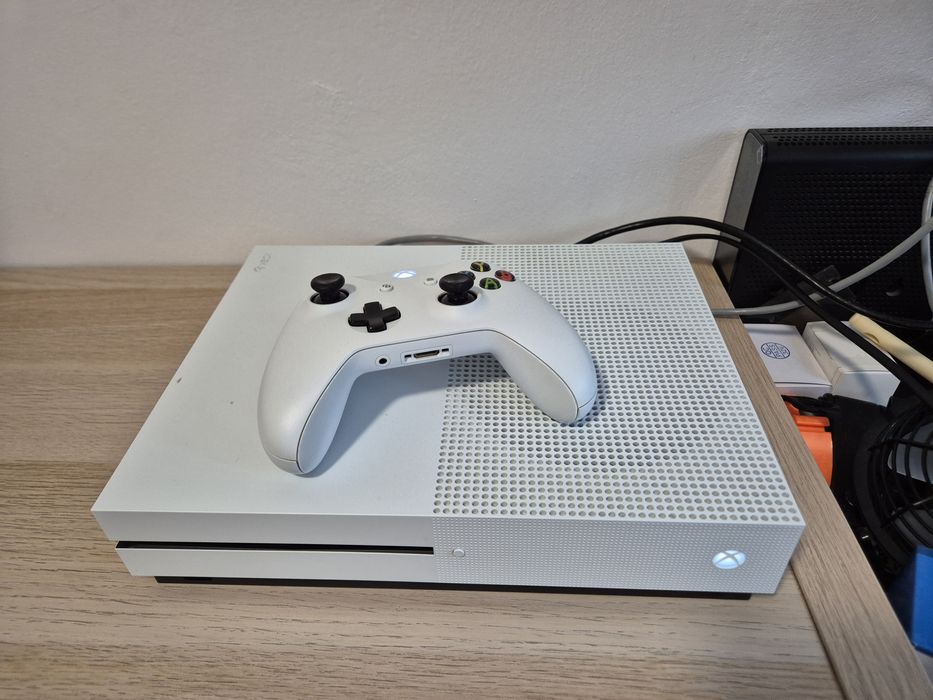 Xbox one s 1tb +4 jocuri