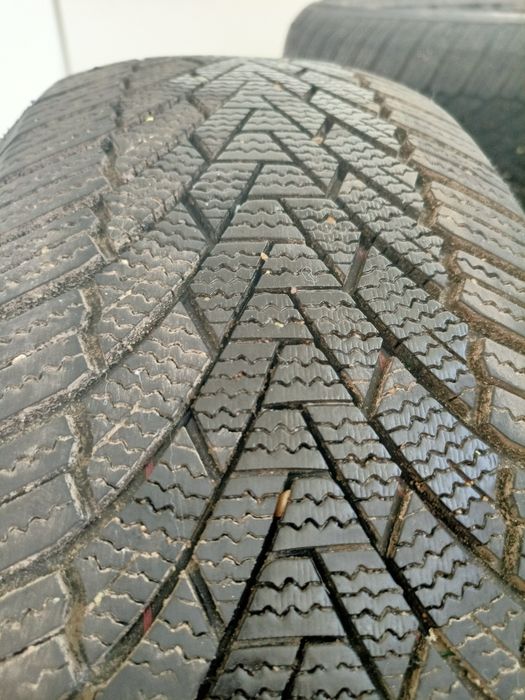 Продам зимние шины 215 55 R17