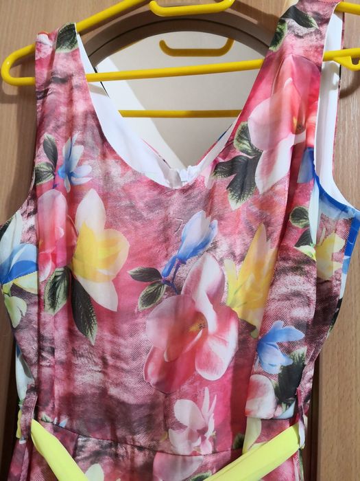 Vand rochii ,bluza, trenci în stare foarte bună.