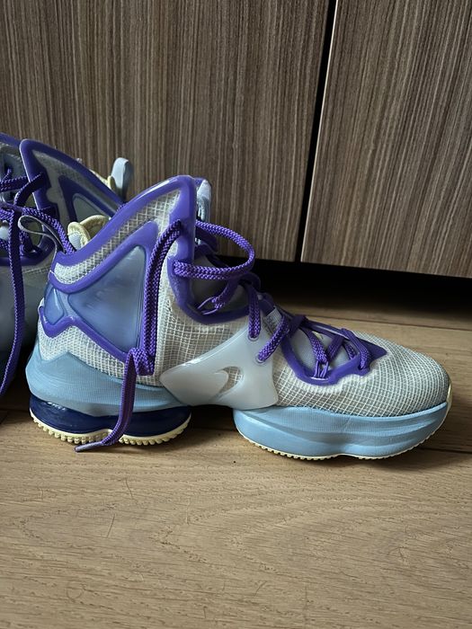 Nike LeBron James 19