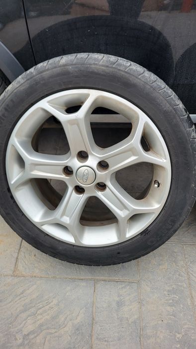 Jenti cu anvelopa vara