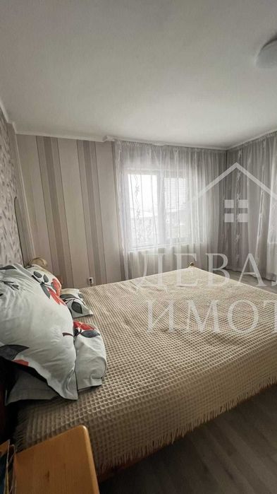 Продава се масивна двуетажна къща с гараж в гр. Мартен