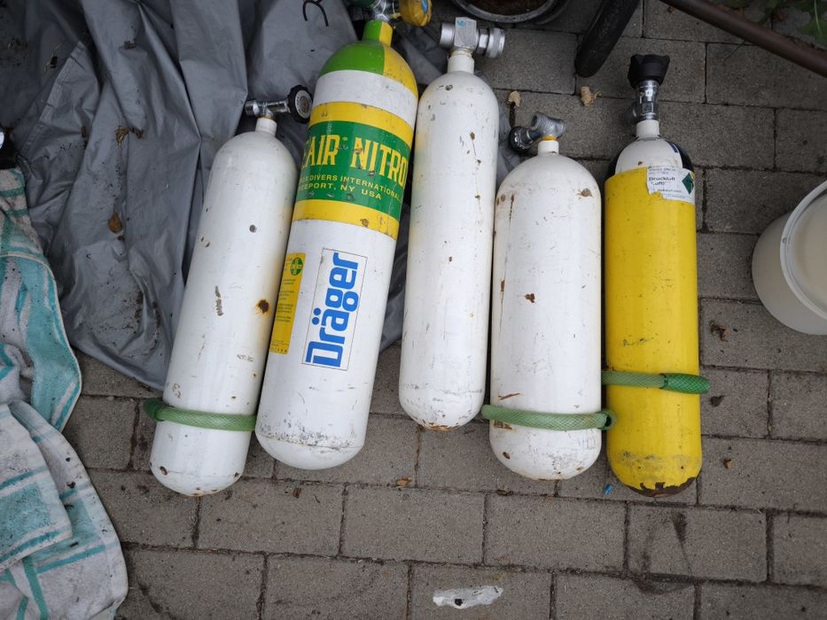 Butelie  oxigen ,CO2,aer comprimat ,momentan conține oxigen