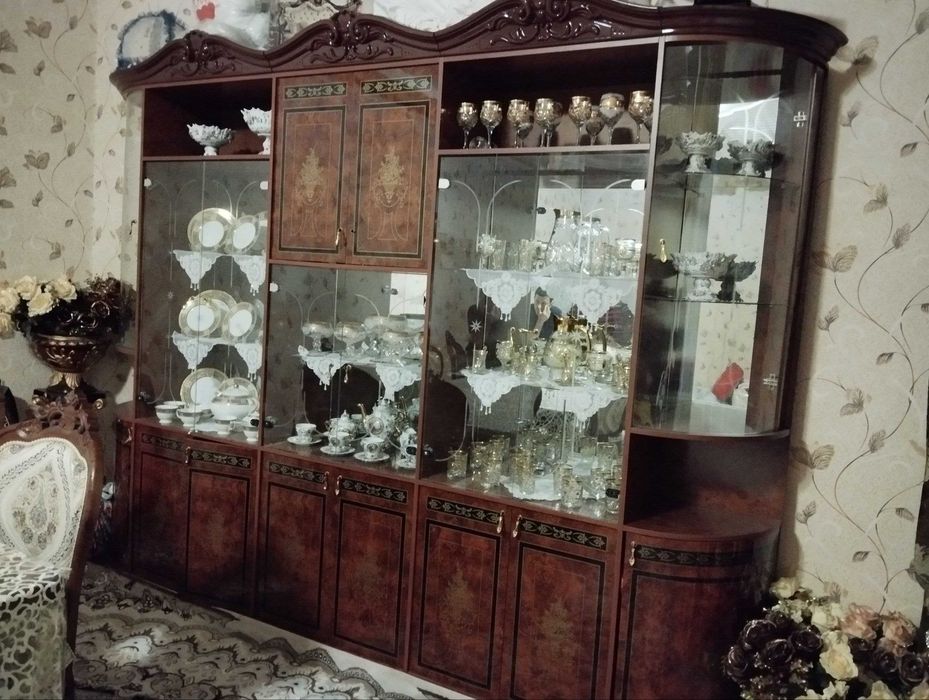 Stol stul va stenka sotiladi. Xolati zo'r (mustaxkam, baquvvat)