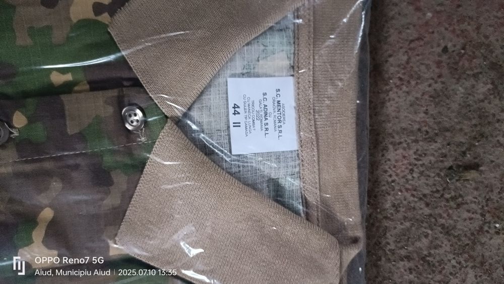 Tricou polo și la baza gatului