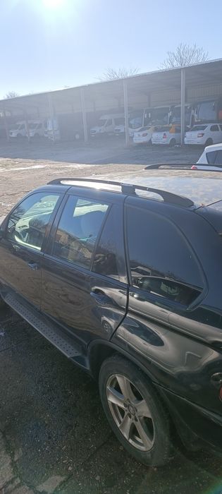 Vând BMW X5 e53 pentru dezmembrat.Are grupul spate defect .