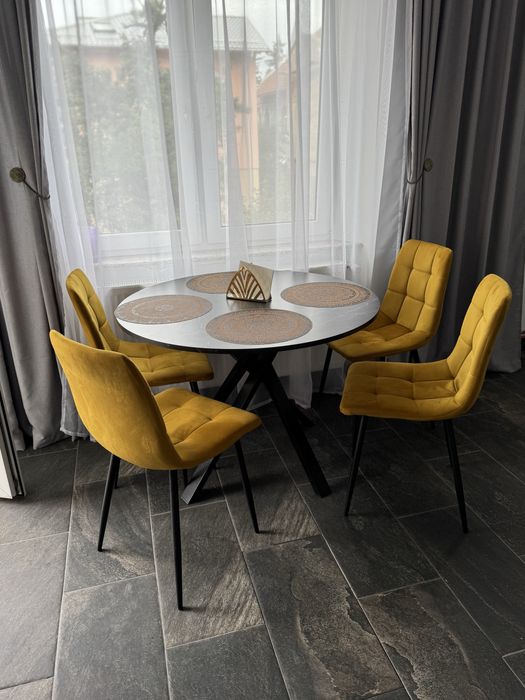 Masa rotunda cu 4 scaune