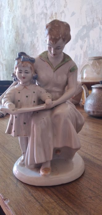 Статуэтка ссср Мать и дочь за книгой