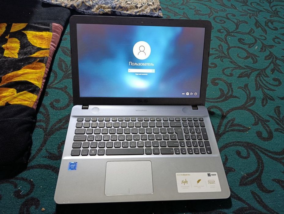 Asus notbok sotiladi