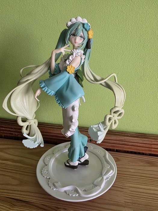 Продавам фигурки на Hatsune Miku и Frieren