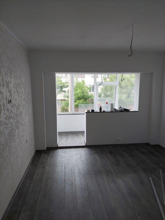 Zugrăvit, gletuit amenajări interioare instalații electrice și sanitar