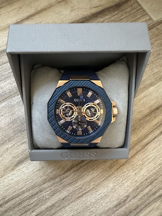 Мъжки часовник GUESS – син с хронограф, като нов