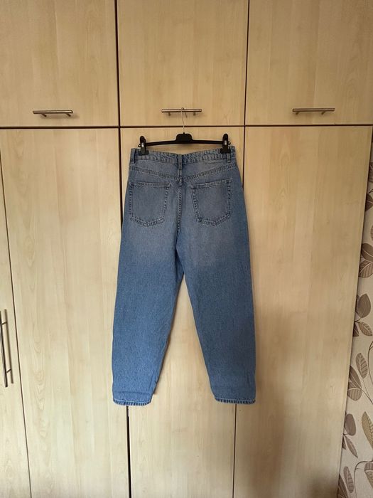 Сини дънки в размер EUR-40. Носени само веднъж. В отлично състояние.