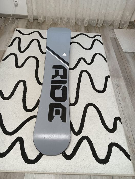 Vând placă de snowboard Ride