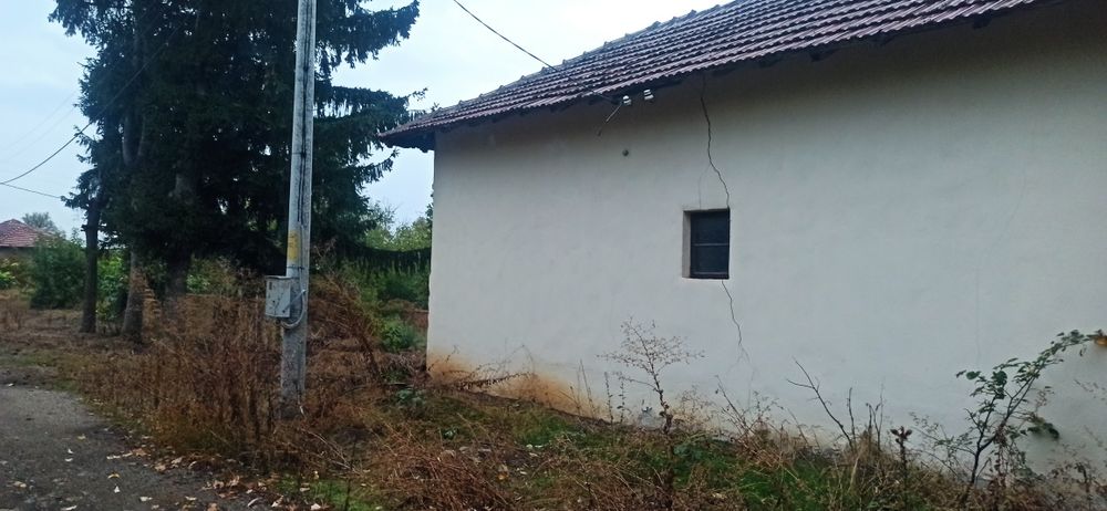 Къща с двор в село Бистренци