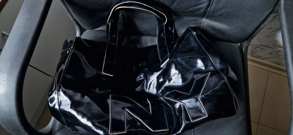 Оригинална лачена чанта DKNY