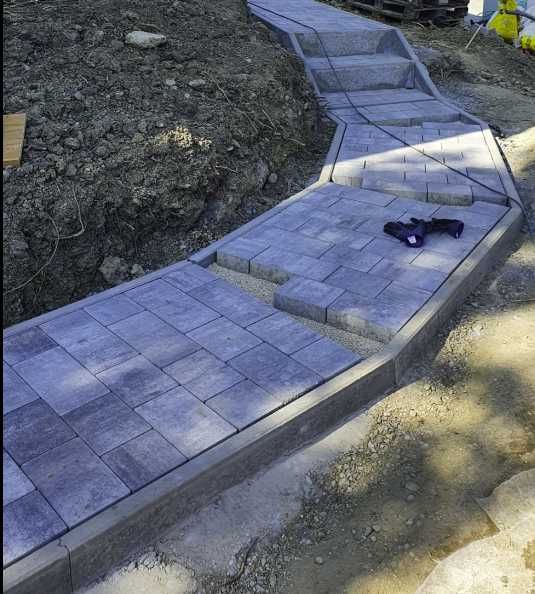 Servicii complete: Pavaje, piatră naturală și amenajări grădini.