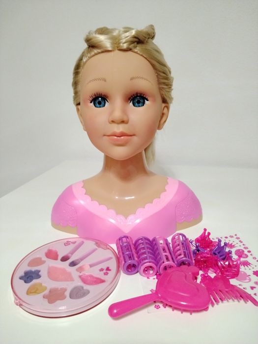 Модел за прически и грим с аксесоари