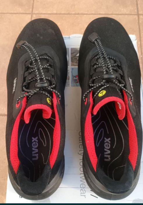 Bocanci UVEX cu bombeu metalic 38 și 44