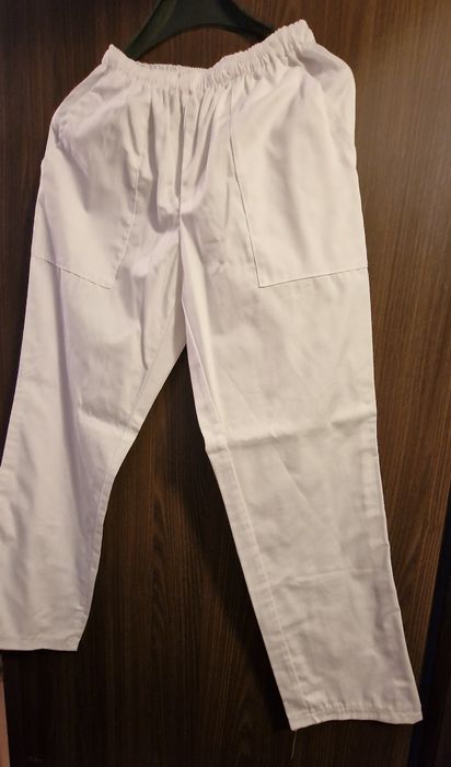 Vând costum medical