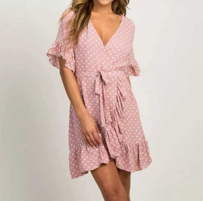 Розовое платье в горошек