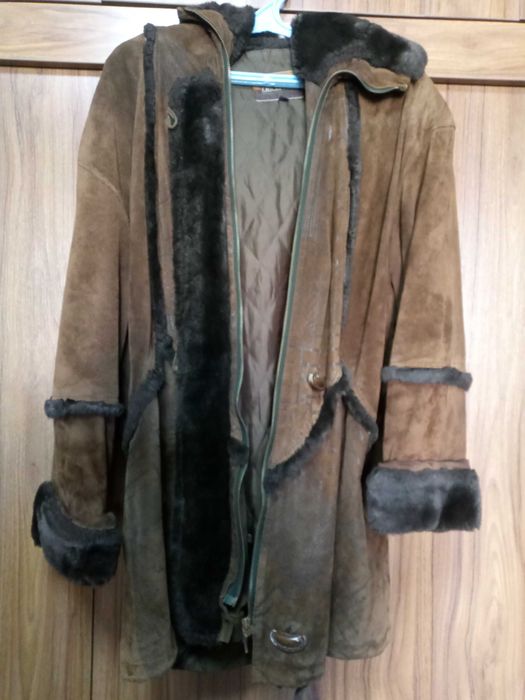 Женская теплая дубленка в отличном состоянии.Размер M..Цена 550тыс