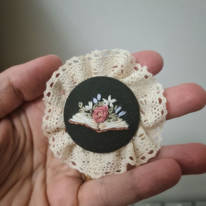 Brosă handmade brodata