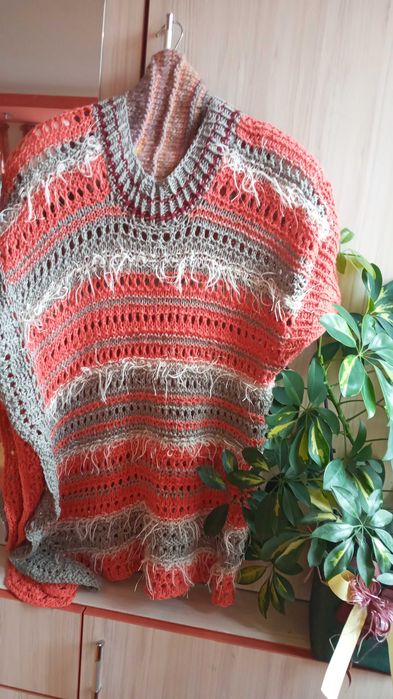 Ръчно плетена ажурена дамска блуза.