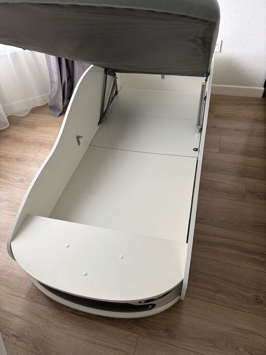 Детская кровать машинка