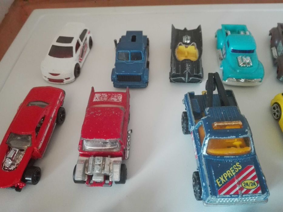 Динозаври , метални колички и професионален термометър за мляко.