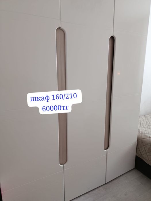 Прихожка, шкаф, кухонный стол!