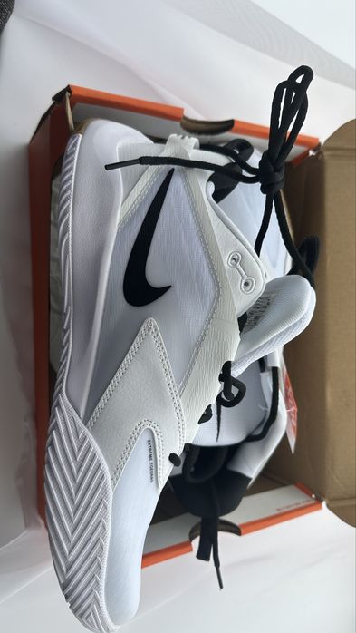 Продам кроссовки волейбольные