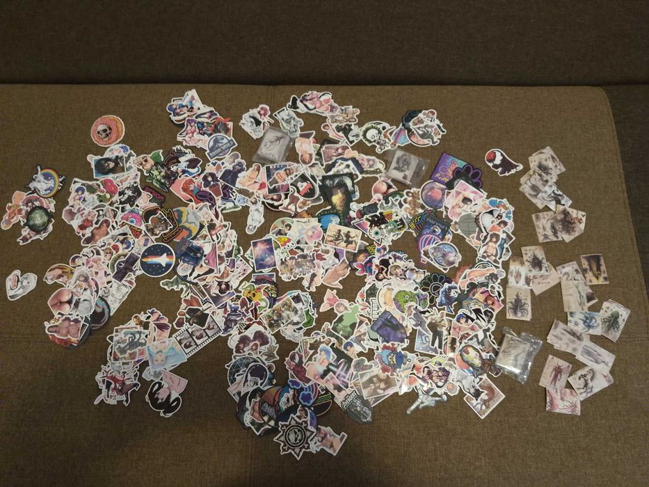 Vând 831 de  stickere impermeabile