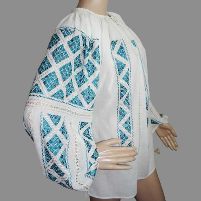 Ie traditionala lucrata manual cu matase turcoaz pe panza fina crem