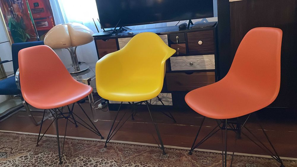 Scaune VITRA Eames Plastic RE DSR cu baza neagră