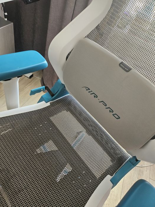 Игровое кресло и игровой стол