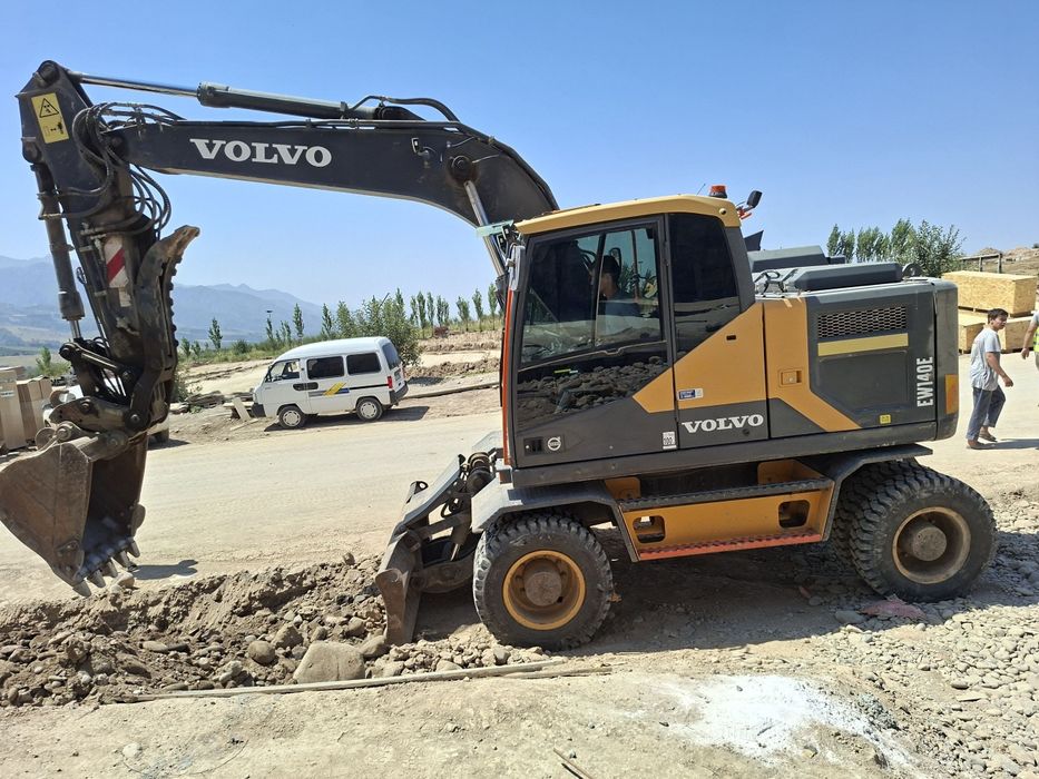 Ekskavator Volvo 140 sotiladi