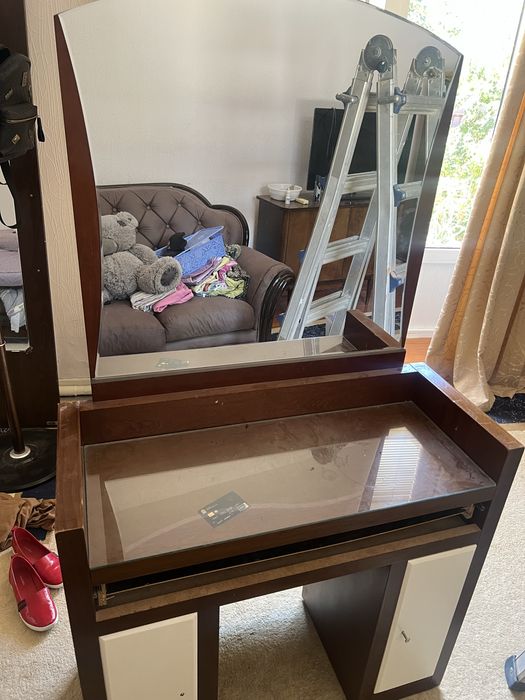 “Трюмо с большим зеркалом для хранения парфюмерии и аксессуаров