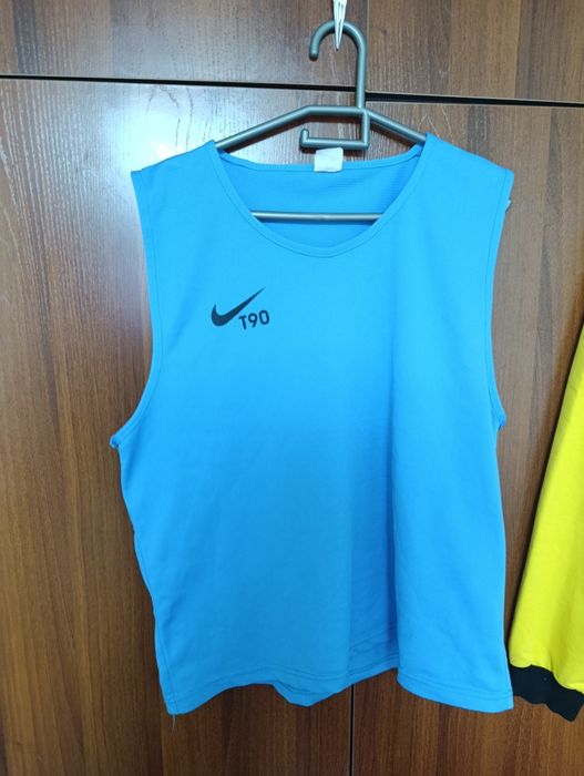 Продам футбольную манишку