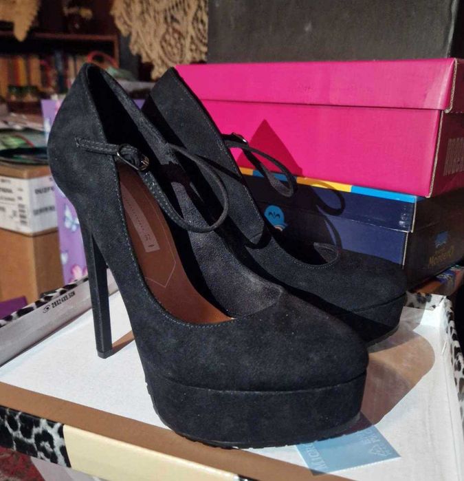 Секси обувки на висок ток - чисто нови, елегантни, от велур и еко кожа