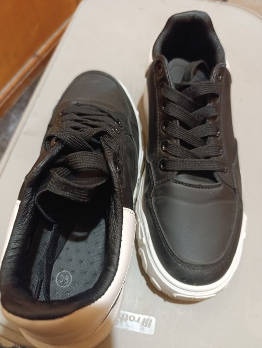 Обувки на ток, маратонки