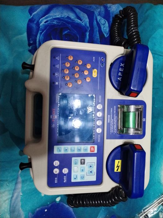 Defibrilator bifazic cu monitor, necesita scimbarea chopper-lui