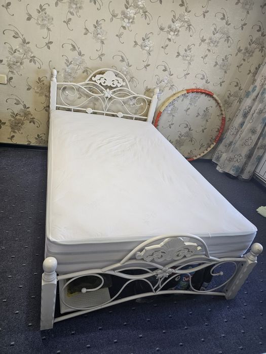 Кровать с ортопедическим матрасом