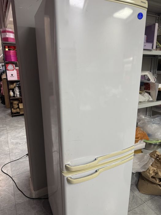 Холодильник с морозилкой